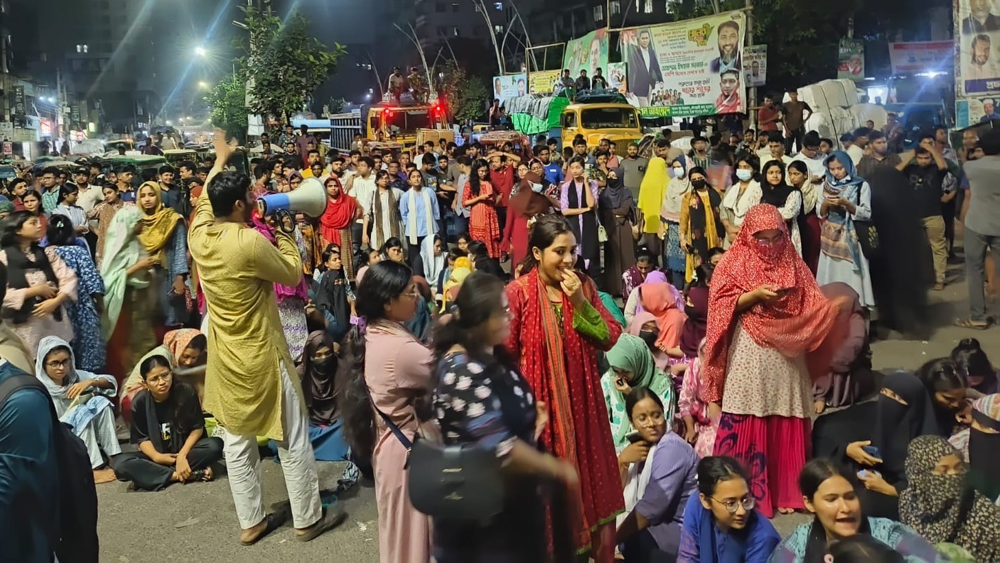 জবি শিক্ষার্থী জোবায়েদ হত্যার প্রতিবাদে তাঁতিবাজার মোড় অবরোধ